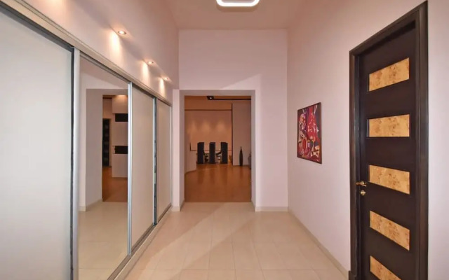 Spacious Apartment by Luxe Group TT606