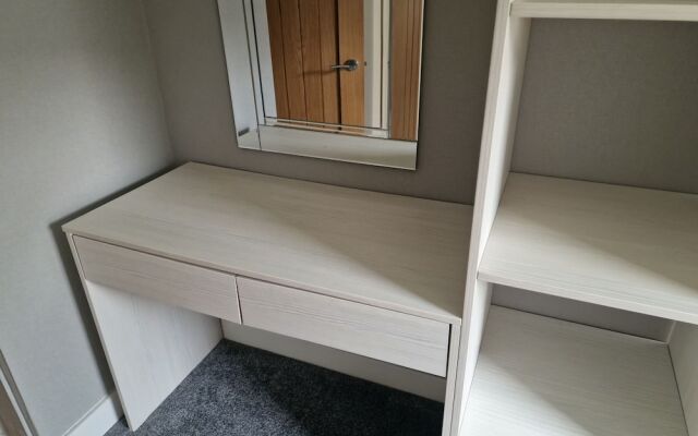 Luxury Lodge - Sleeps 4, hot tub & Parking