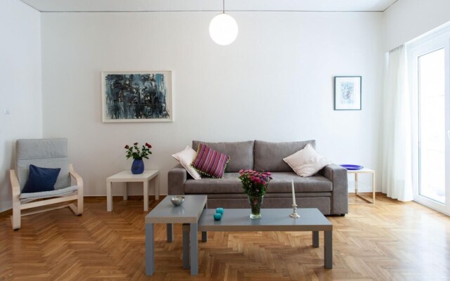 2 Bdrm apt for up to 6 Guests Next to Acropolis Museum