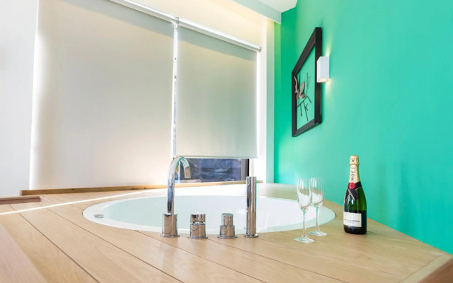 Kalamaki Luxury Suites
