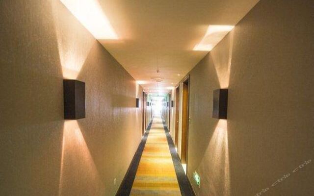 Yitel Hotel (Shanghai Lujiazui Financial District Fangdian Road Subway Station Branch)