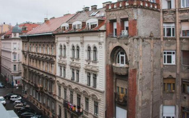 Modern 3 Br Apt with Balcony