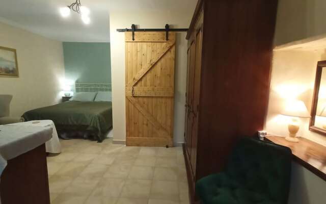 Stunning 3-bed House in Gallinaro, Aircon and Pool