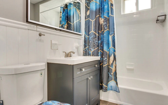 Convenient Elizabeth Apartment w/ Private Balcony!