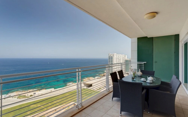 Stunning Seafront Lux Apt wt Pool, Upmarket Area