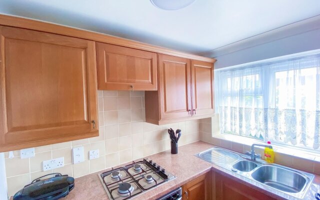 3br-sleeps5-parking-neartrainstation