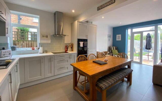 Charming 3 bed house and garden, pet friendly