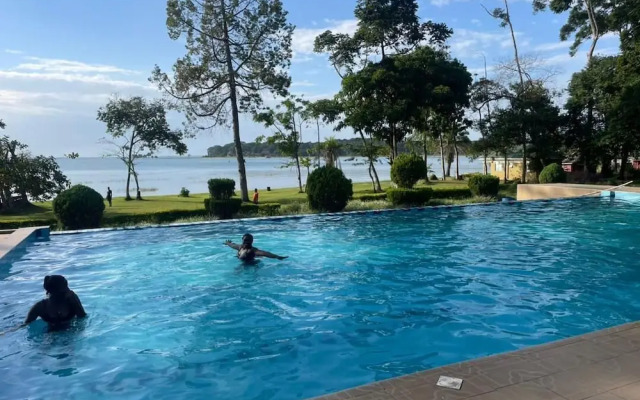 Pearl Gardens Beach Resort Kalangala