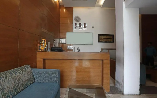 OYO 4258 Hari's Court Inns & Hotels