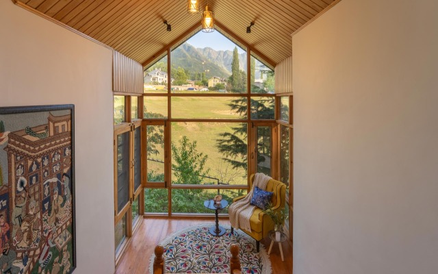 LohonoStays The White House at Zaznar