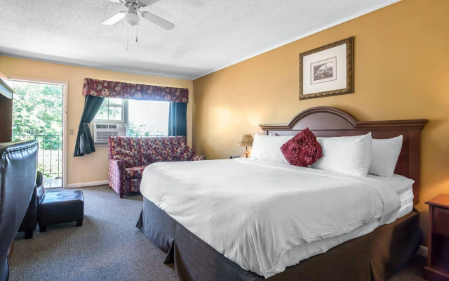Econo Lodge Inn & Suites