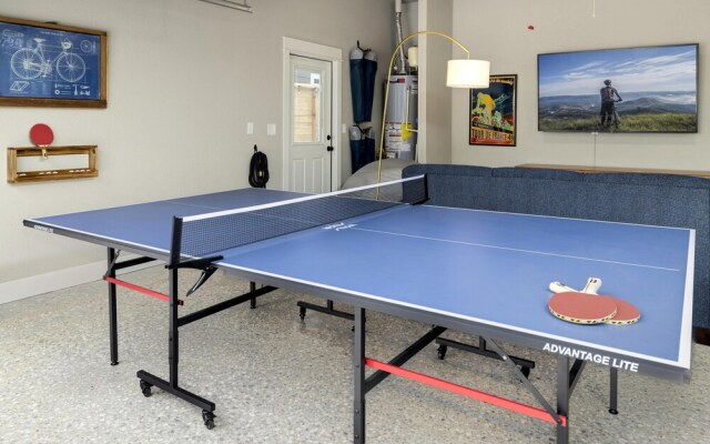 Big Blue on Main-hot Tub-less Than 1 Mi to Square