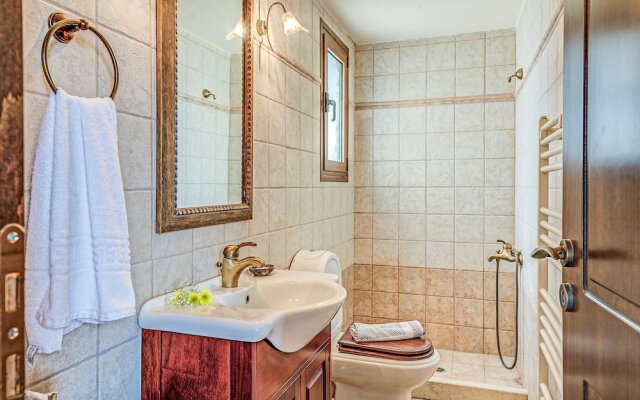 Beautiful Home in Finikia With Wifi and 3 Bedrooms