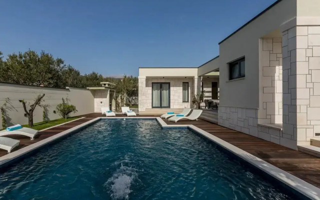 Sophisticated Oasis Residence Villa With Pool