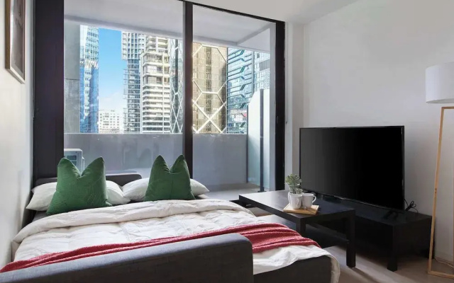2BR Apt Next to Melbourne Central With City Views