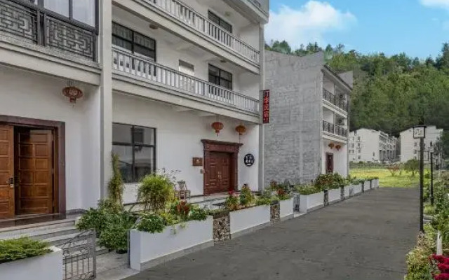 Tinghua B & B