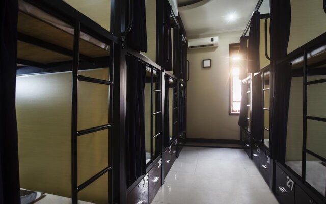 1812 Boutique Hostel