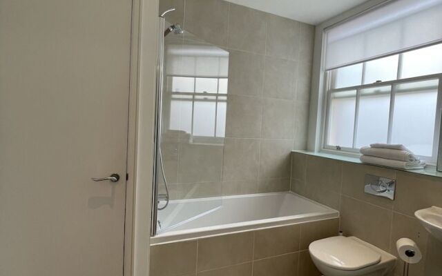 Luxurious Private One Bedroom Apartment