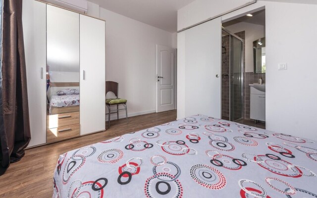 Amazing Home in Brodarica With Wifi and 6 Bedrooms