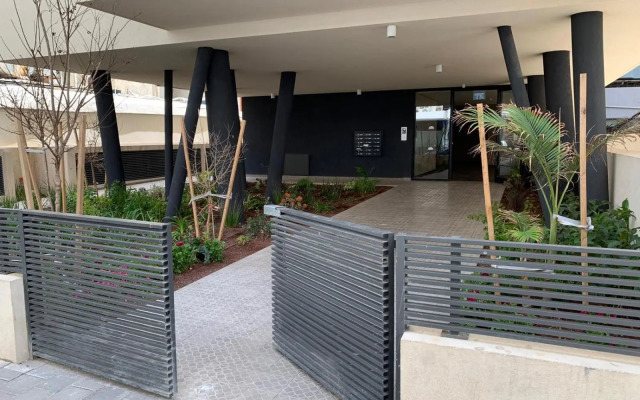 Spacious & Design 2BDR W/ balcony and parking