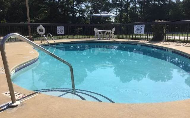 Days Inn Clinton-Presbyterian College