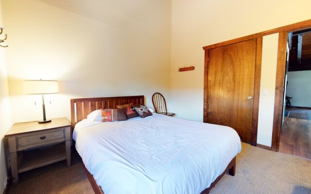 Mammoth Estates 113 Large Pet-Friendly Townhome, Walk to The Village, Private Washer Dryer by RedAwning