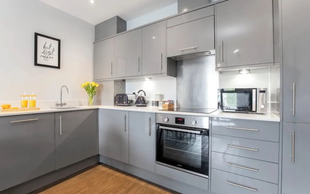 Elliot Oliver -Stylish 2 Bedroom Apartment With Parking In The Docks