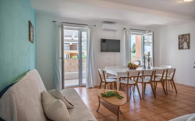 Nice Home in Liznjan With Wifi and 7 Bedrooms