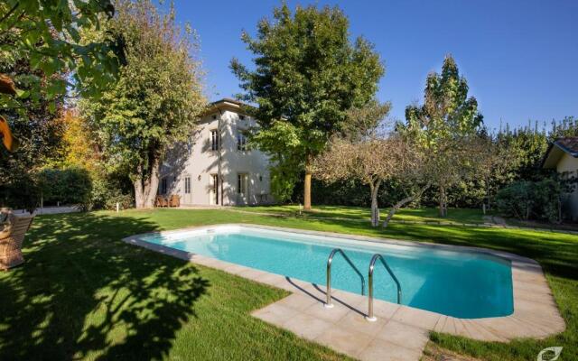 Villa Liberty 1927 with heated pool in the park