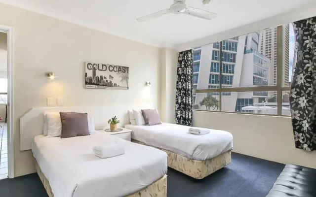 Bright 2 Bedroom Apartment in the Heart of Surfer's Paradise
