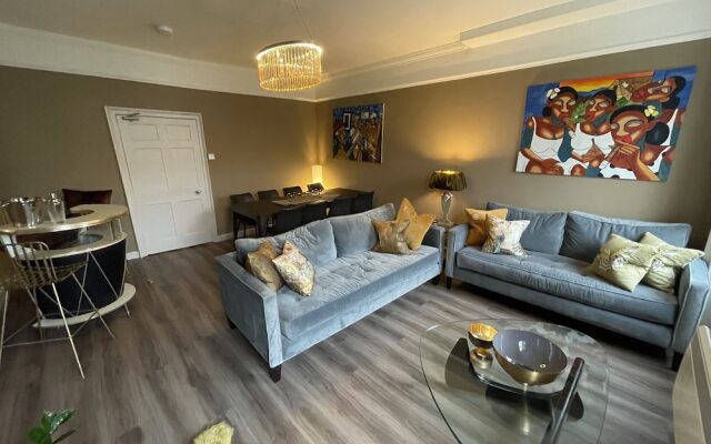 Impeccable 4-bed Apartment in Bath