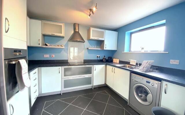 Lovely 2-Bedrooms Apartment Step to The Beach