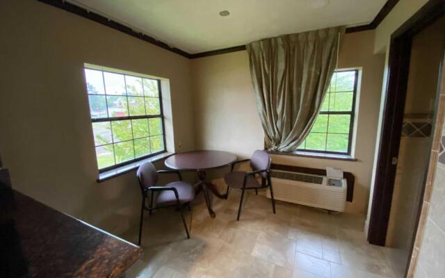 OYO Pinewood Inn & Suites Silsbee