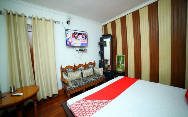 OYO 12794 Home Luxurious 1BHK Boileauganj