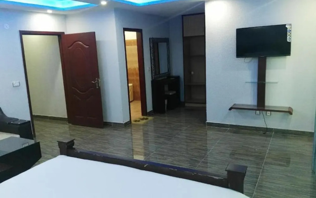 Pool And Park Hotel