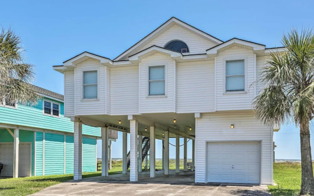 Oceanfront Galveston Home - Walk to Beach!
