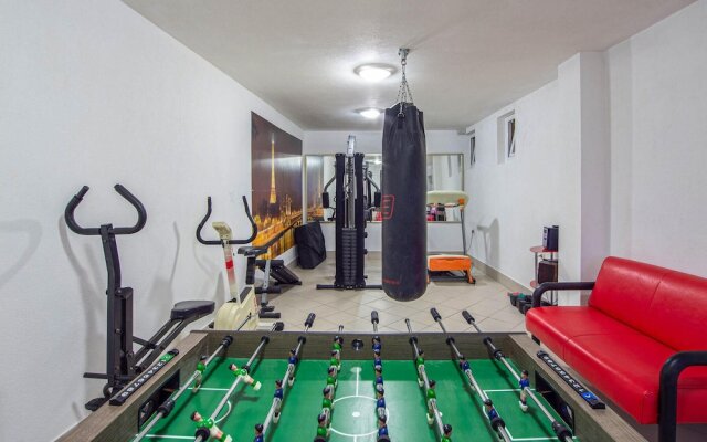 Beautiful Home in Makarska With Wifi and 7 Bedrooms