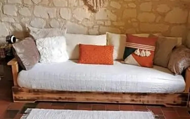 Au Pied Du Tilleul