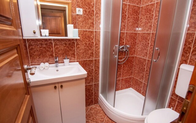 Beautiful Apartment in Podstrana With Wifi