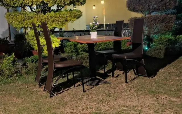 The Luv Hill Hotel And Cafe