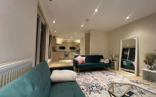 Free Parking Near City Centre & Stadium Sleeps 6-8