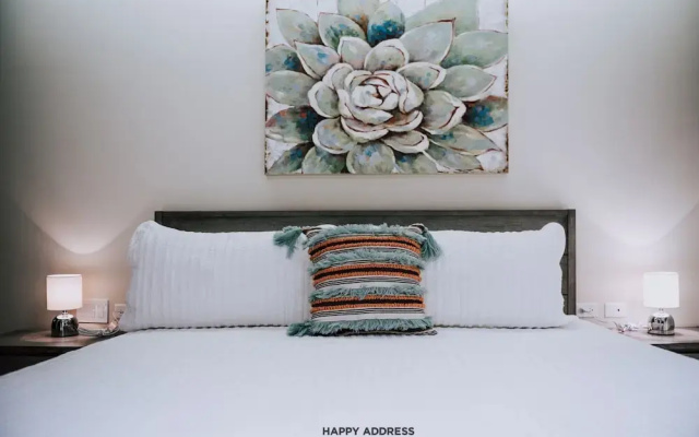 Relaxing 2BR in downtown new building by Happy Address