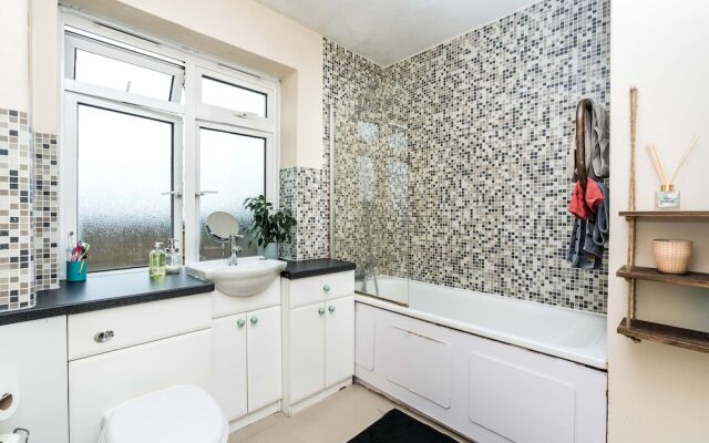 NEW Sleek & Colourful 2 Bedroom Flat Forest Hill