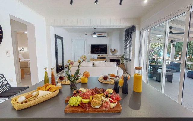 NIKKON LUXURY LIVING is a luxury private villa, in top of the sea.Enjoy LUXURY.