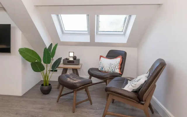 Larkrise, The Penthouse