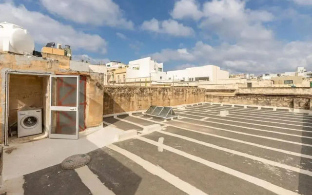 Spacious 4-Bedrooms Townhouse in Tas-Sliema