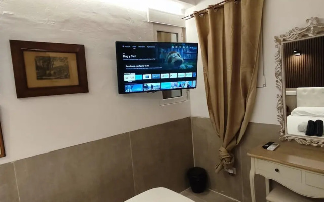 House with 9 private rooms
