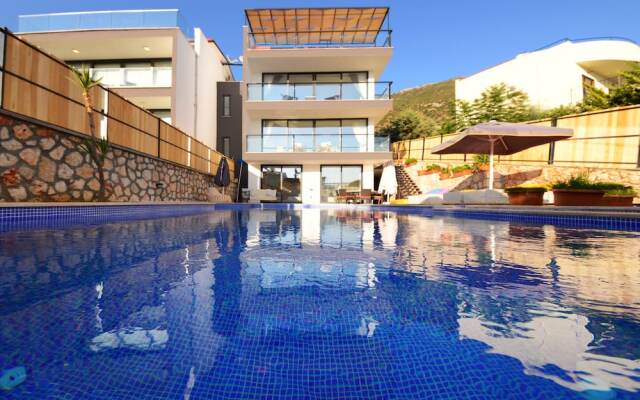 Villa Zeki by Akdenizvillam