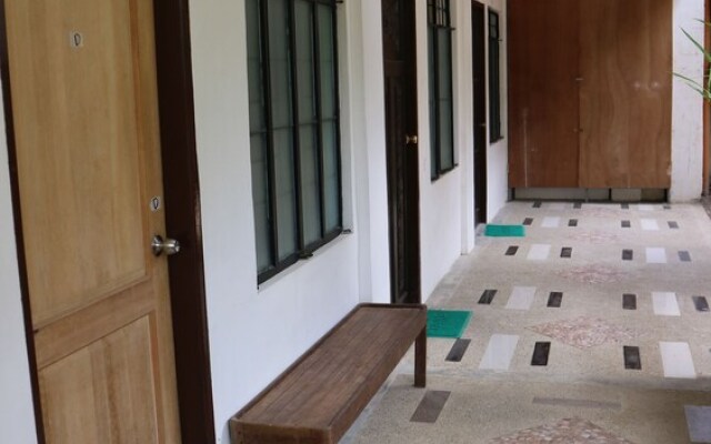 Charm Guest House - Hostel