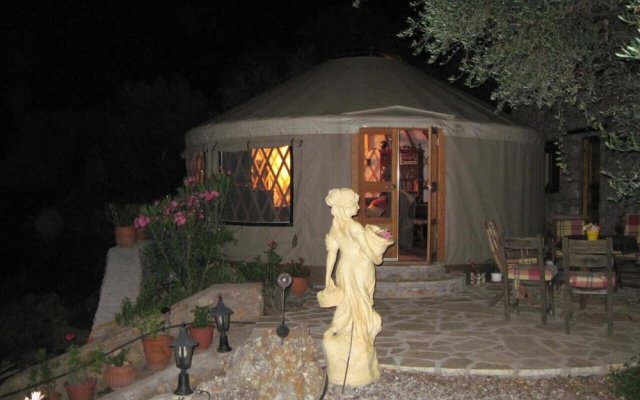 1-bed Yurt in Megali Mantinia With Sea Views!